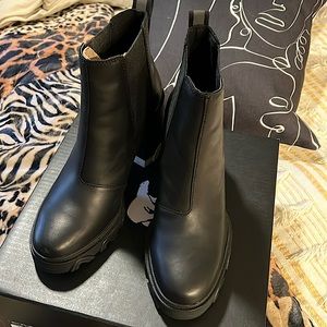 Sorel Brex Women's Heel Chelsea Booties Black / White Size 7. $180 new.